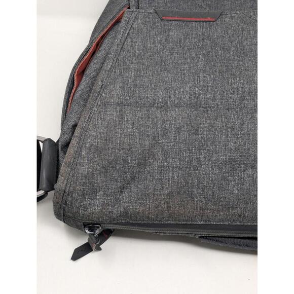 Peak Design 13" Everyday Messenger Camera Bag Charcoal Gray Photo Travel Work - Picture 4 of 9